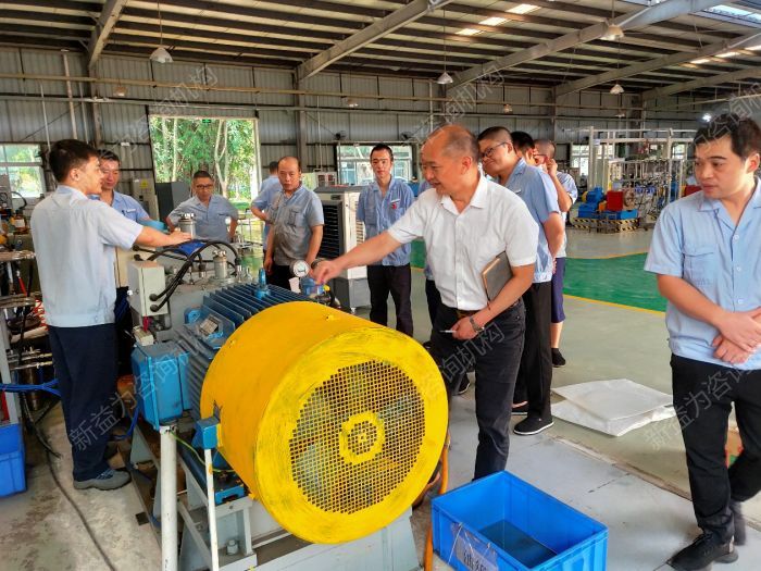 顧問(wèn)老師現(xiàn)場(chǎng)悉心輔導(dǎo) 顧問(wèn)老師現(xiàn)場(chǎng)悉心輔導(dǎo)